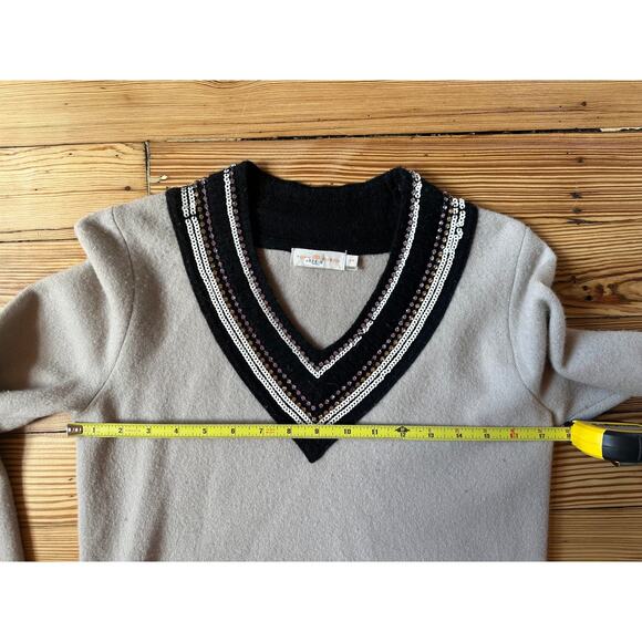 Tory Burch 100% Merino Wool V-Neck Sequin Rhinestone Beige Long Sleeve Sweater - Picture 8 of 11